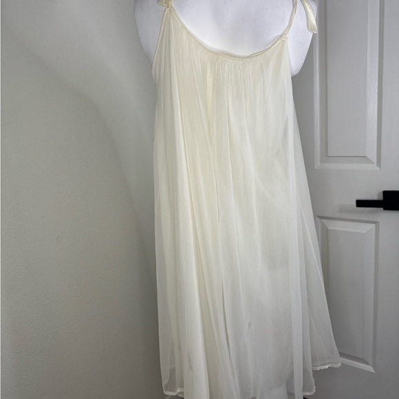 1960 Vintage Cream Chemise with Lace Detailing and Flowing Sleeves.  #148 - Picture 11 of 13